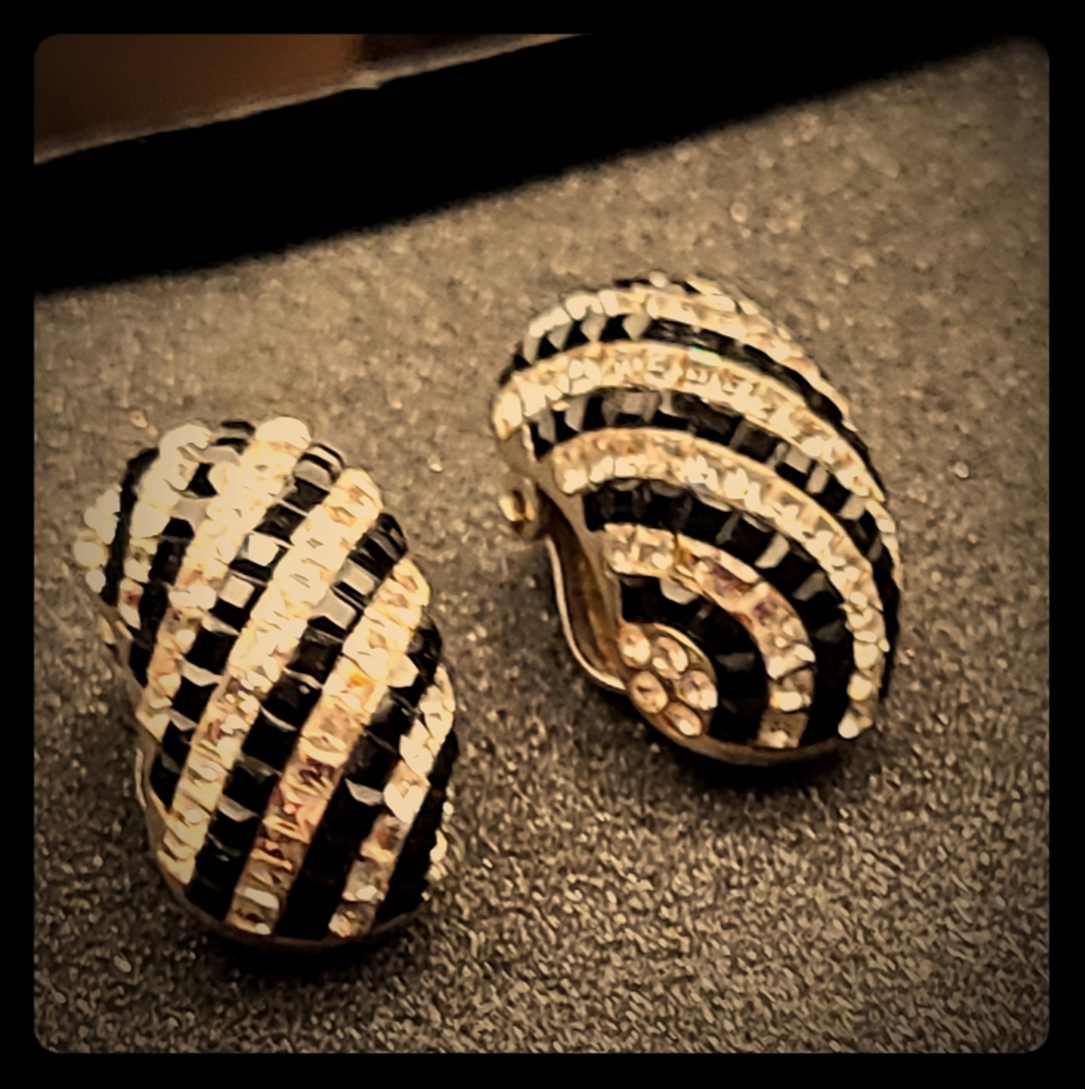 Vintage Jarin clip on earring